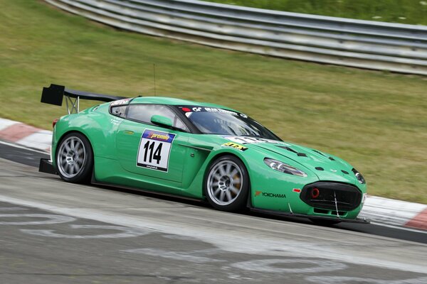 Voiture verte sur la piste de course