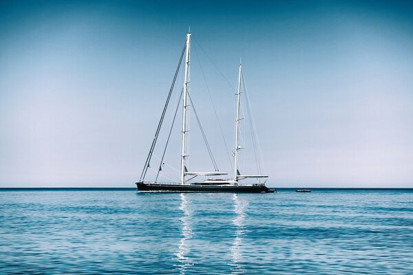 Яхта без парусов в средиземноморском море