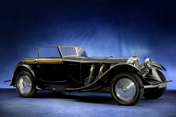 Mercedes Beez Torpedo Roadster auf blauem Hintergrund