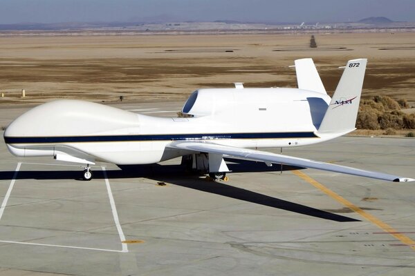 Avion blanc sur la piste