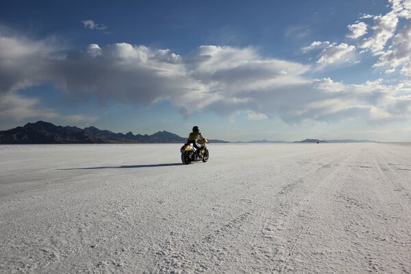 Moto dans le désert blanc aux États-Unis