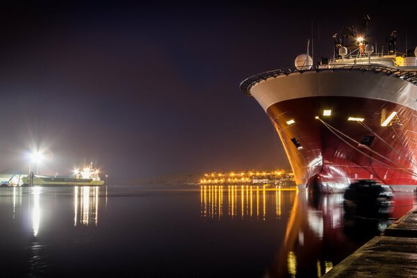 Port de nuit. La surface tranquille de l eau. Silence