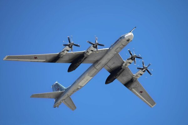 Radziecki i rosyjski bombowiec Tu-95MS w locie