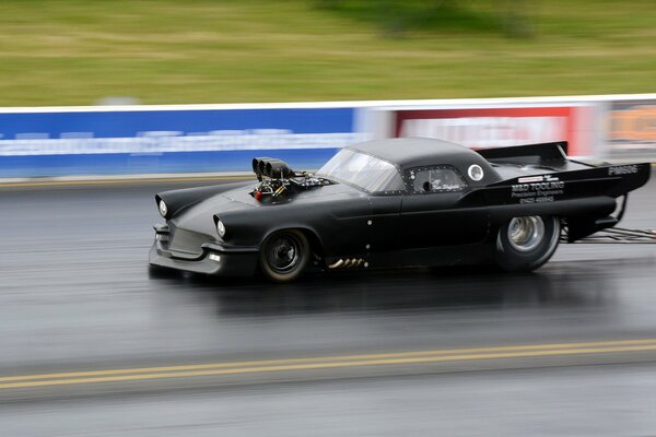 Black muscle car drag racing na torze