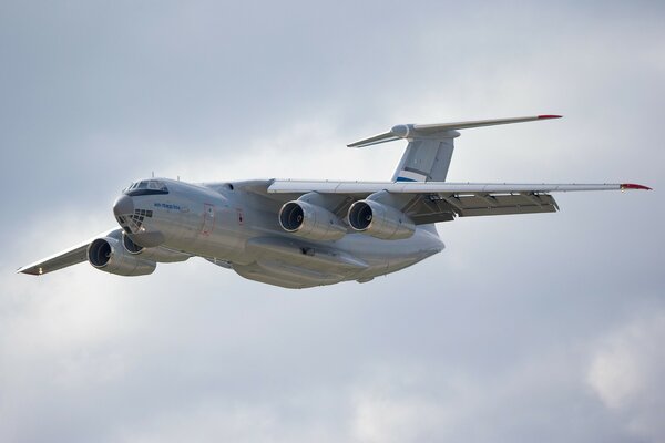 Il-76MD. Russo. Cielo. Aereo