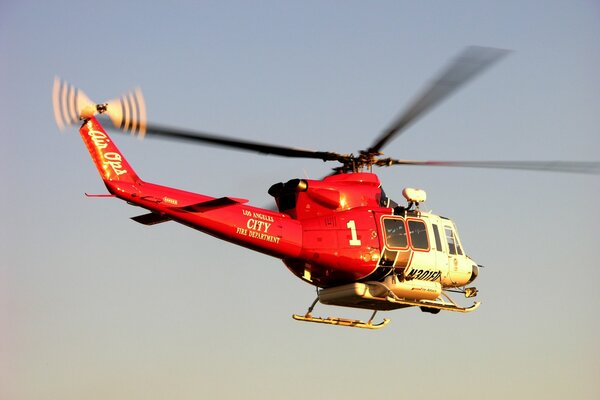 Hubschrauber im Hintergrund des Sonnenuntergangs in Los Angeles