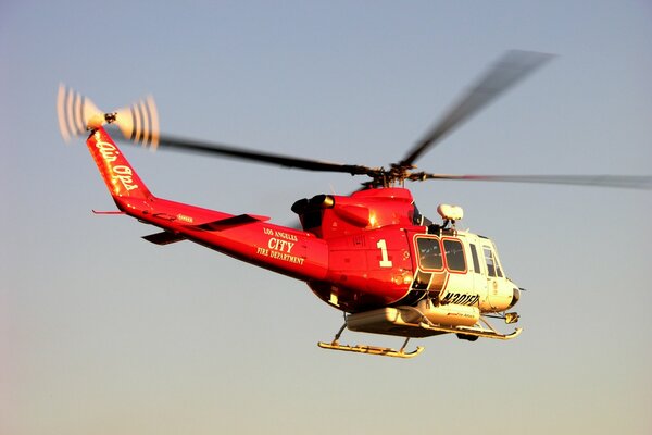 Helikopter na tle zachodu Słońca w Los Angeles
