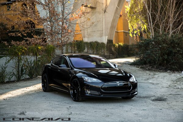 Czarna Tesla wygląda jak niebezpieczny drapieżnik
