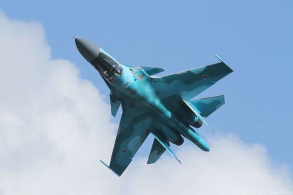 Chasseur su-34 dans le ciel bleu
