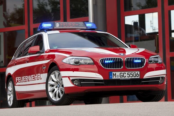 Voiture rouge BMW avec clignotants