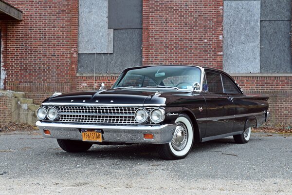 Vintage Ford Galaxy contra una pared de ladrillo