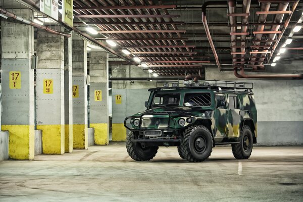 Vehículo militar en estacionamiento subterráneo