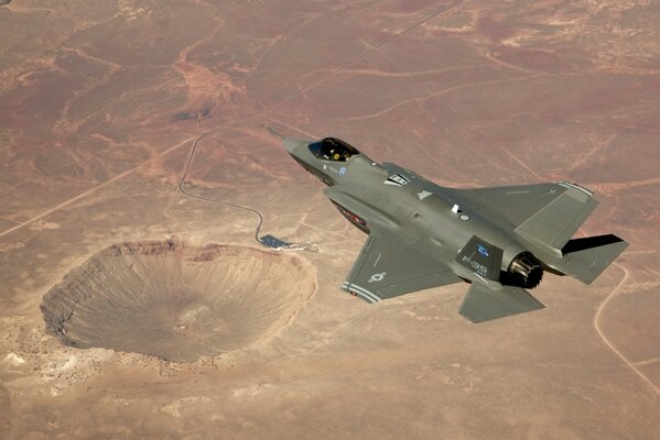 Aereo da caccia Americano che sorvola il deserto