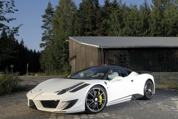 Ferrari in bianco con messa a punto