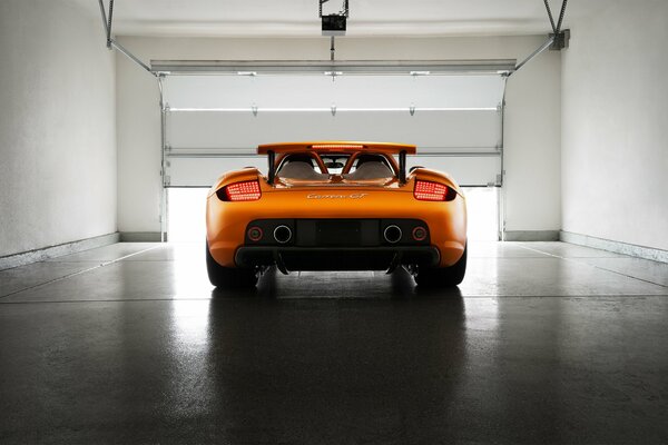 Photo orange porsche carrera rear view