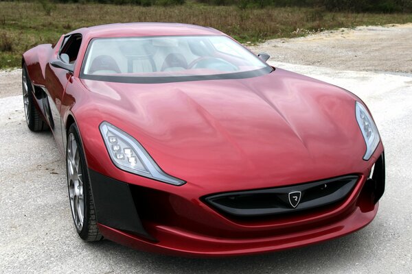 Voiture inhabituelle de couleur rouge sur la route