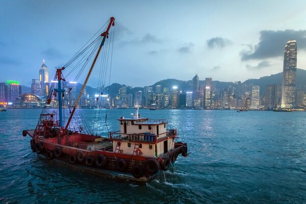 Barcaza en el agua en Hong Kong