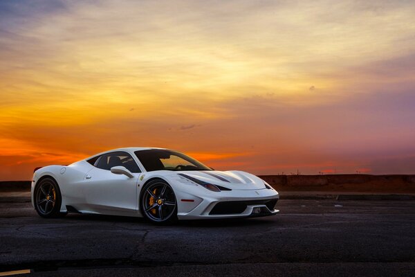 Ferrari al atardecer hermosa foto