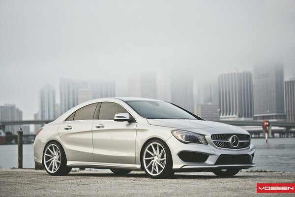 En el fondo de la ciudad, y delante de un hermoso Mercedes