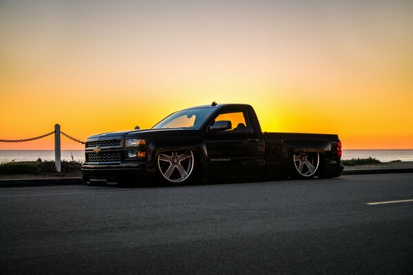 Schwarzer Chevrolet silverado Pickup bei Sonnenuntergang