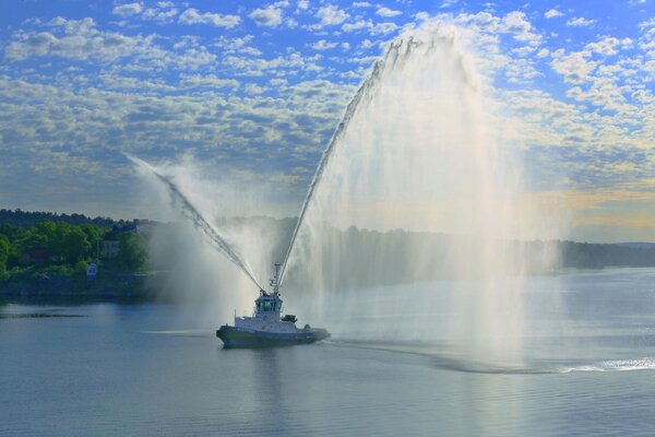 Wasserwerfer-Schiff hat einen Brunnen im Meer angelegt