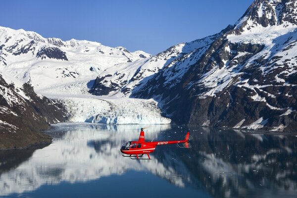 Hélicoptère de sauvetage atterrit sur la surface du lac de montagne