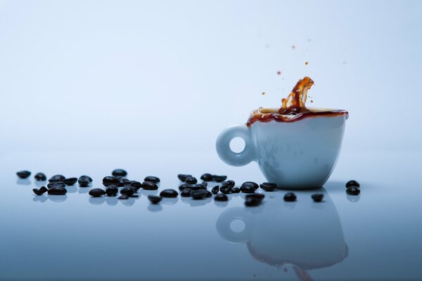 I chicchi di caffè sono la chiave per l allegria mattutina