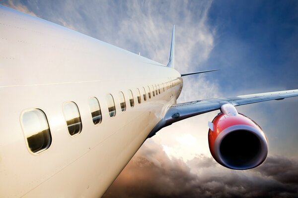 PASSENGER PLANE ENGINE CLOSE-UP