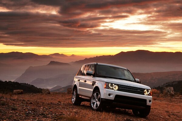 Range Rover bianca al tramonto