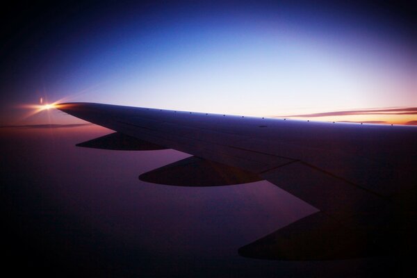 Hermosa vista desde la ventana del avión al amanecer