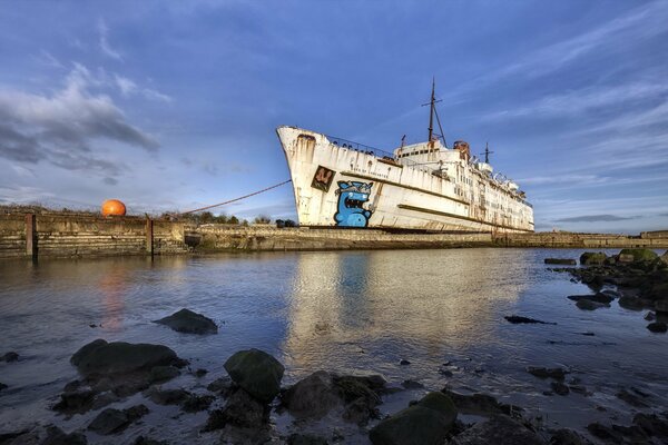 Altes Schiff im ausgetrockneten Meer