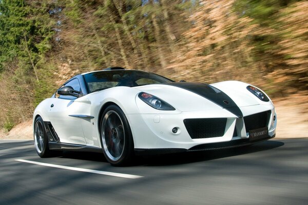 Une voiture Ferrari blanche roule à la vitesse sur la route