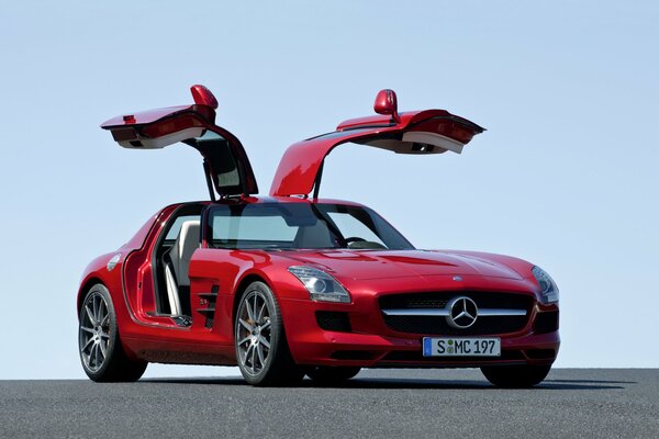 2014 Mercedes-benz SLS 63 amg C197 rosso con porte in aumento