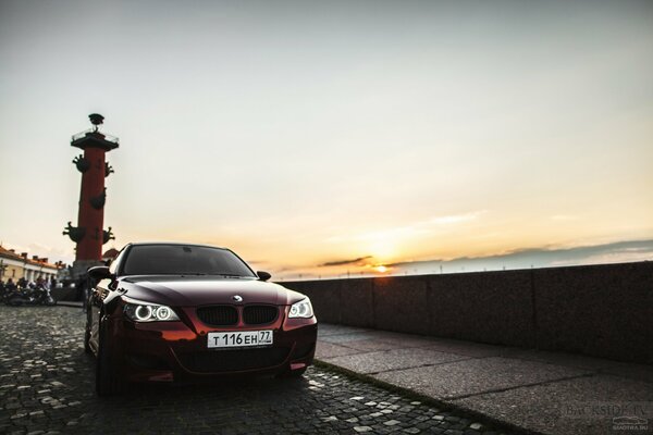 BMW, freccia dell isola Vasilievsky, tramonto