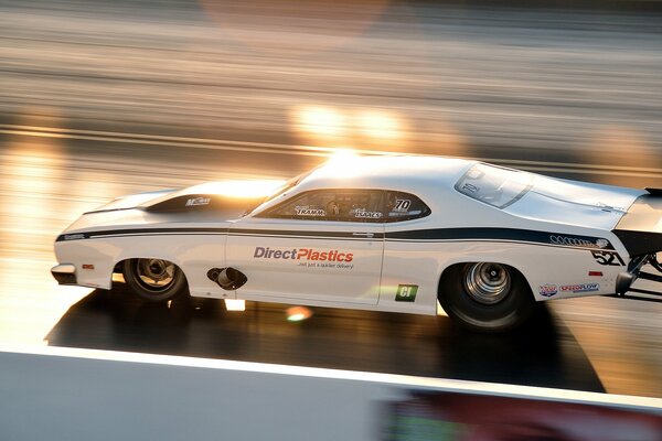 Muscle Car en la pista de carreras drag racing