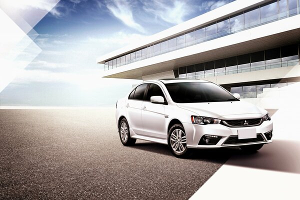 Mitsubishi Lancer stoi przed budynkiem