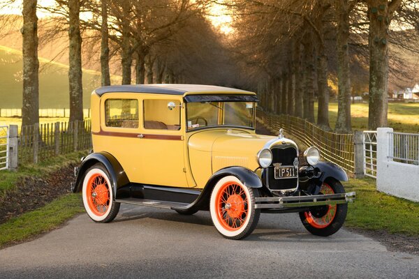 Auto retrò classico marchio Ford serie Tudor