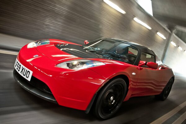 Voiture rouge se précipite à la vitesse