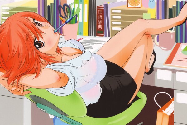 Anime-Mädchen in einem sexy weißen Hemd mit aufgeknöpften Knöpfen sitzt sie auf einem Stuhl im Büro und wirft ihre Beine auf den Tisch