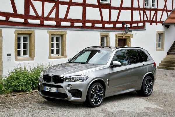 BMW X5 , 2015 vor dem Hintergrund des Hauses Metallic