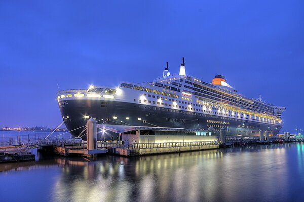 El Titanic en las luces se prepara para zarpar