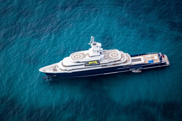 Yacht che naviga nell abisso blu dell oceano