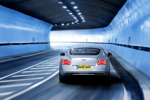 Bentley gris - le plus rapide dans le labyrinthe des routes