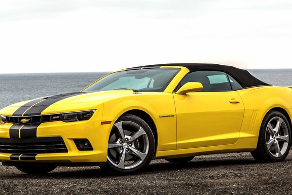 2013 Chevrolet Camaro convertibile in mare