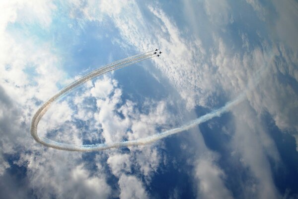 El giro empinado de los aviones en lo alto del cielo