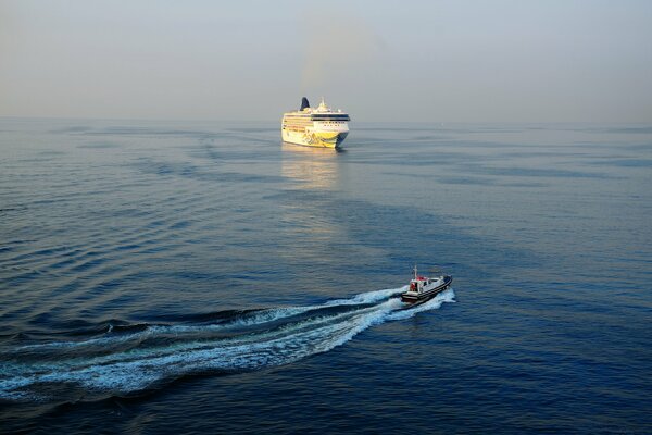 Barco en la bahía de Nápoles con un transatlántico