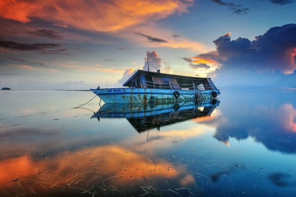 Atmospheric photo of an old ship