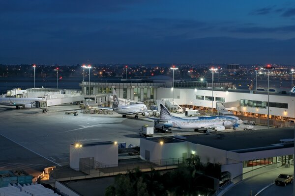 Aéroport, soirée, bel éclairage