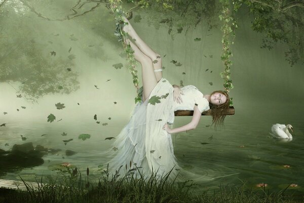 Fabuleuse fille Rousse dans les bois en robe blanche se balançant sur une balançoire