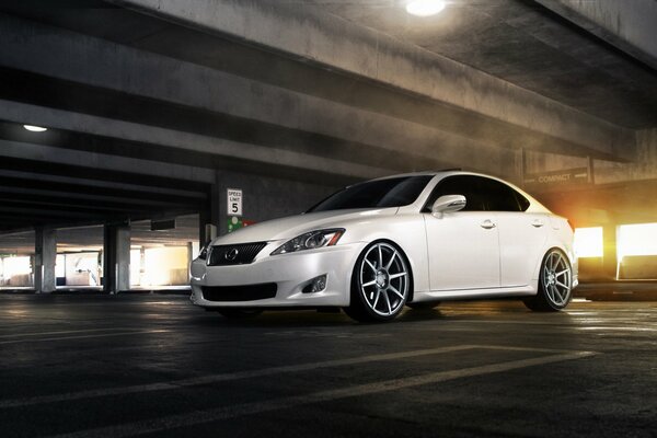 Voiture Lexus blanche dans un parking souterrain